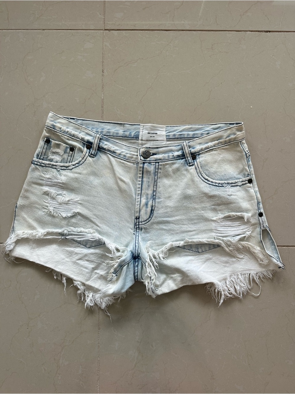 OneTeaspoon Women's Marlons Lightwash Nonstretch RawHem Cutoff Denim Shorts 30”